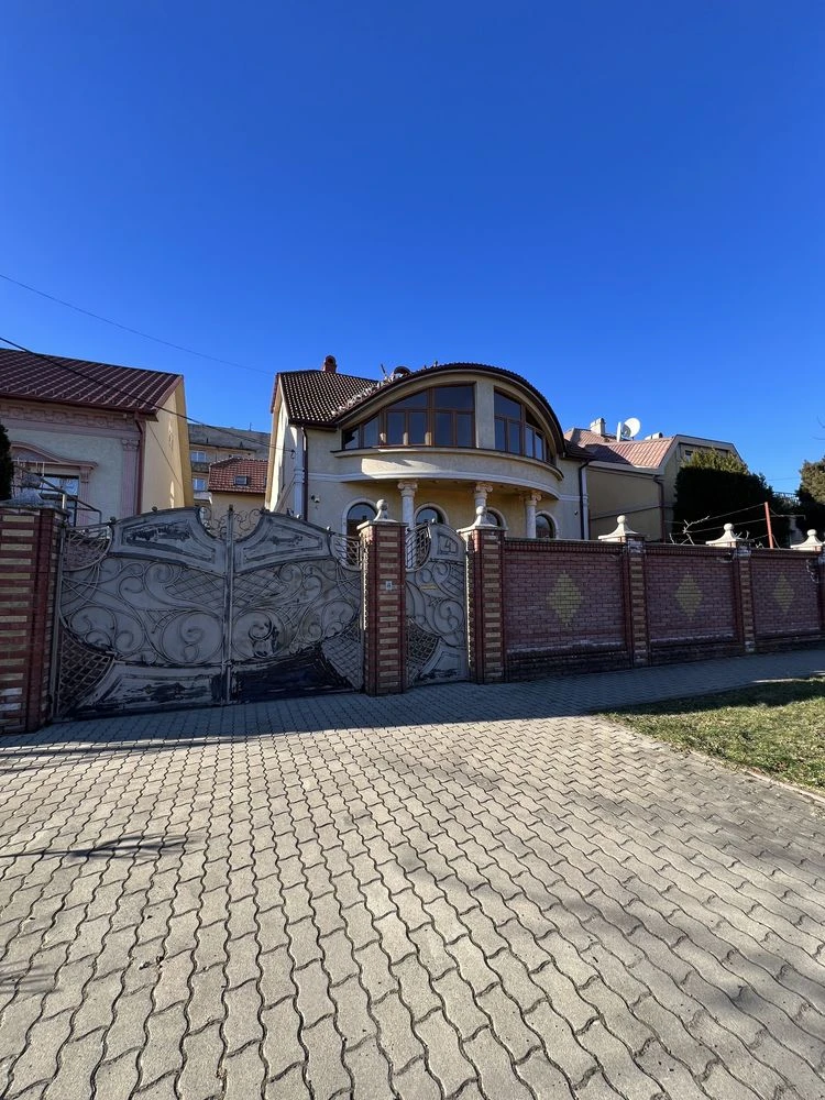 Продам будинок разом з комерційним приміщення в центрі м. Му