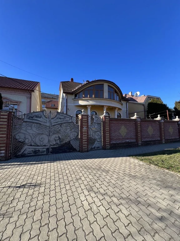 Продам будинок разом з комерційним приміщення в центрі м. Му