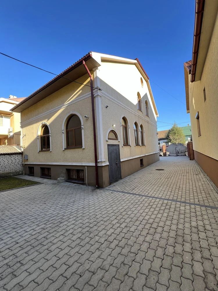 Продам будинок разом з комерційним приміщення в центрі м. Му