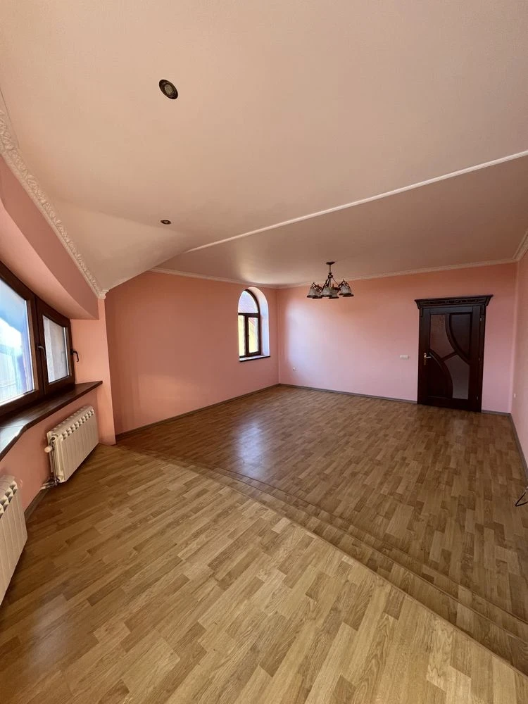 Продам будинок разом з комерційним приміщення в центрі м. Му