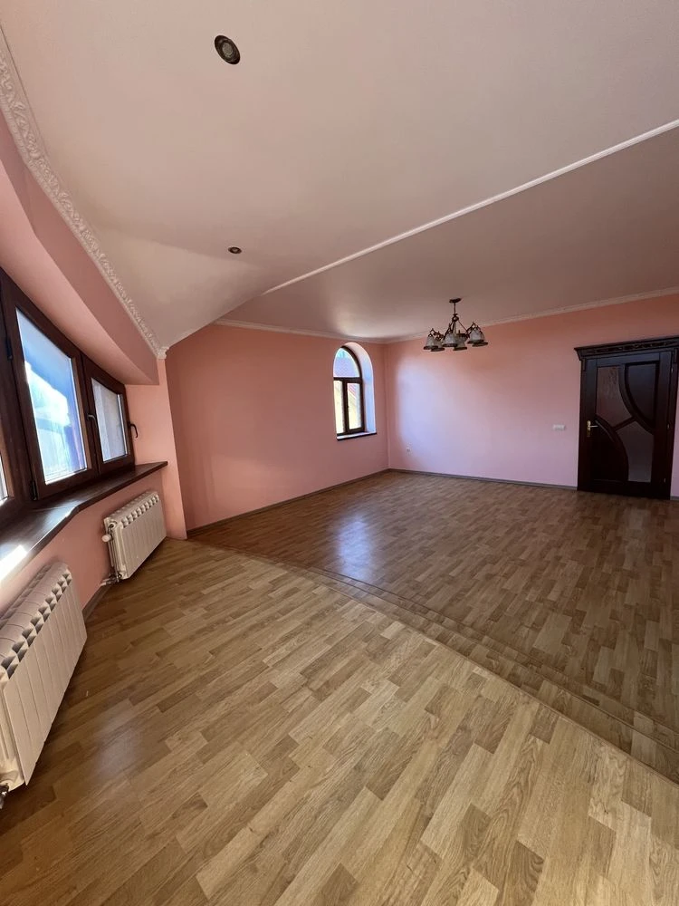 Продам будинок разом з комерційним приміщення в центрі м. Му