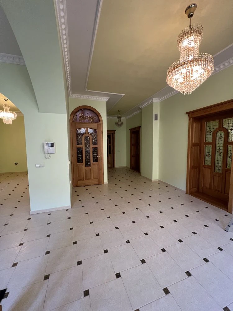 Продам будинок разом з комерційним приміщення в центрі м. Му