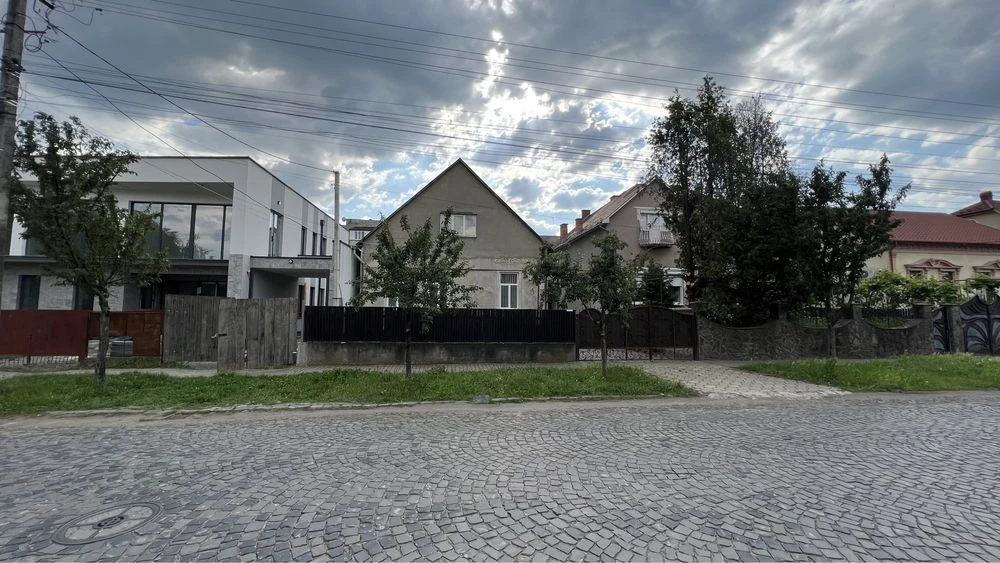 Дім на 8 сотинах престижна локація