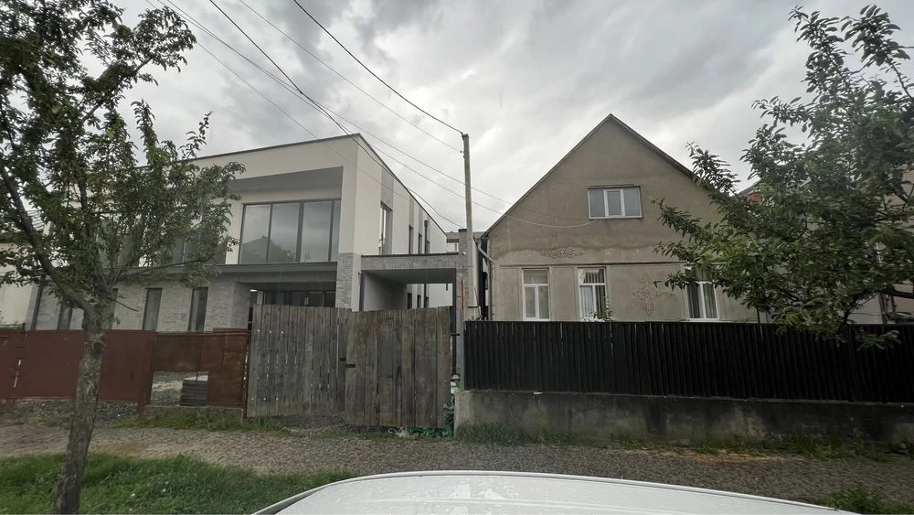 Дім на 8 сотинах престижна локація