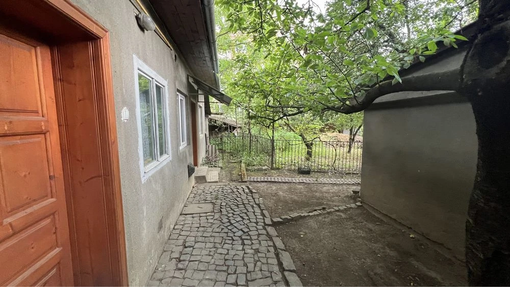 Дім на 8 сотинах престижна локація