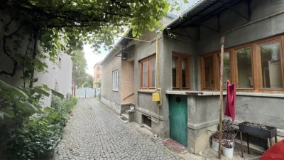 Дім на 8 сотинах престижна локація
