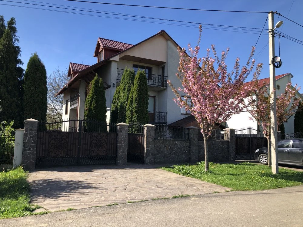 Продам будинок та земельну ділянку.