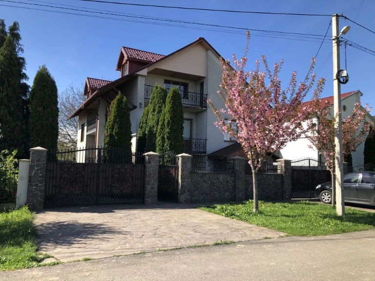 Продам будинок та земельну ділянку.