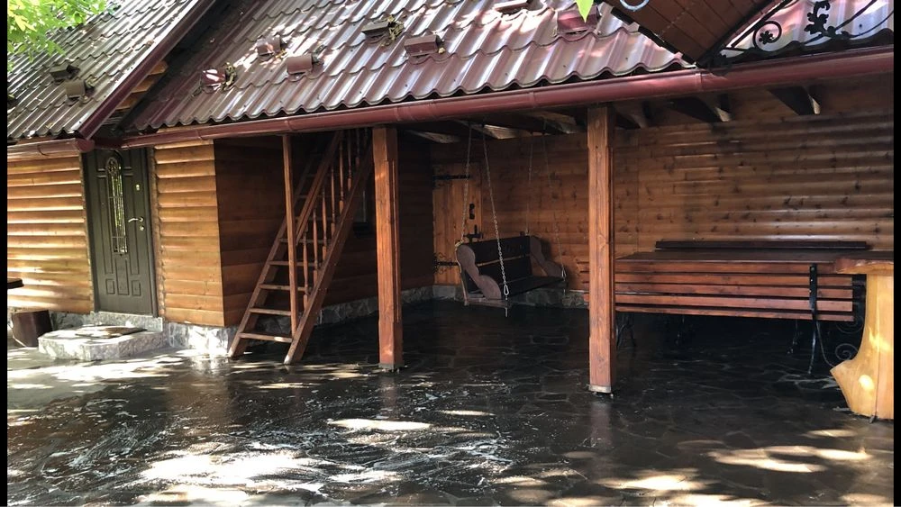 Продам будинок та земельну ділянку.