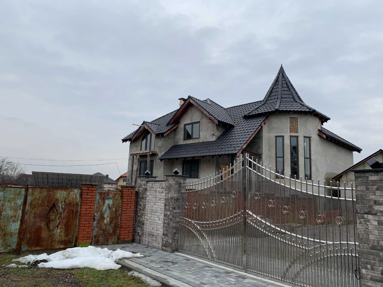 Продам будинок в Мукачево в р-н Росвигово  400 $ за кв м