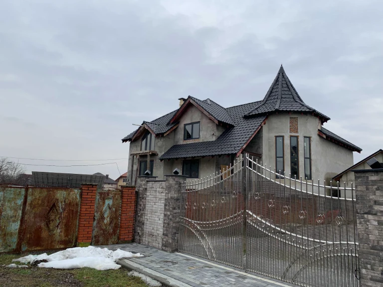 Продам будинок в Мукачево в р-н Росвигово  400 $ за кв м