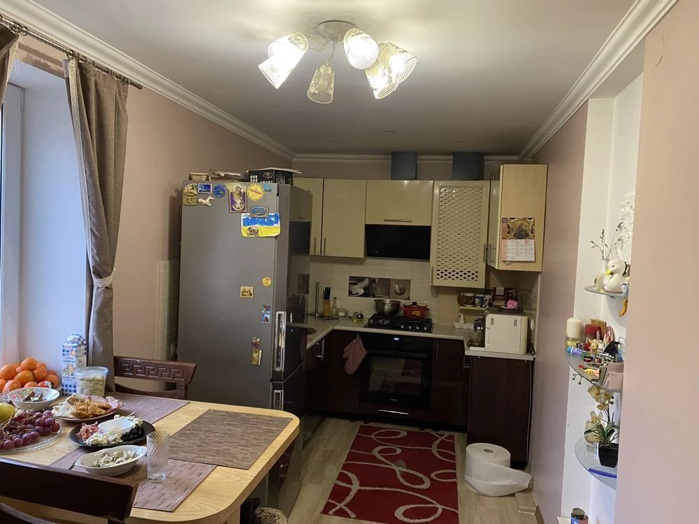 Продається дворівнева квартира з  подвірям в центрі