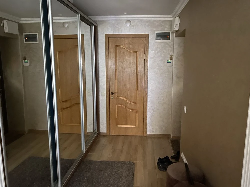 Продається дворівнева квартира з  подвірям в центрі