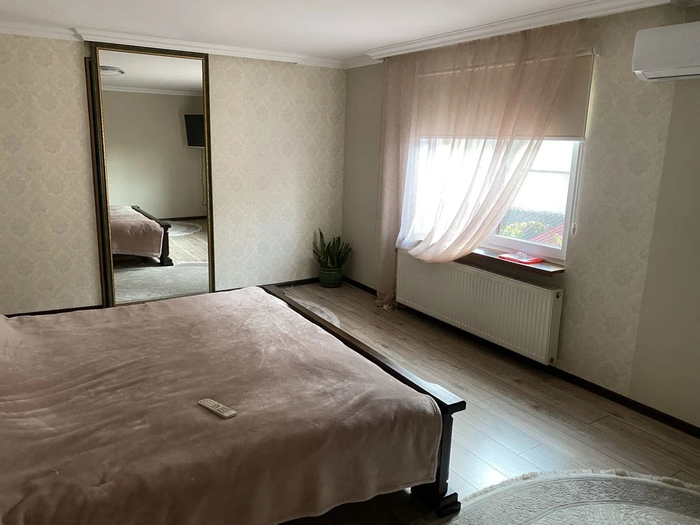 Продається дворівнева квартира з  подвірям в центрі