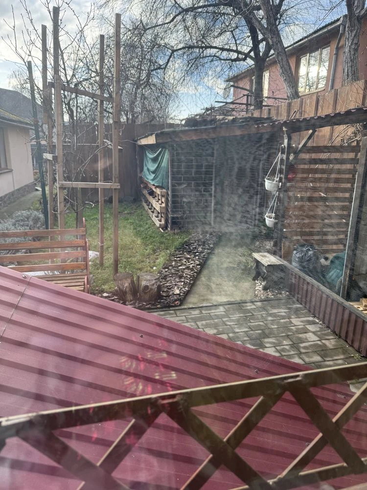 Продається дворівнева квартира з  подвірям в центрі
