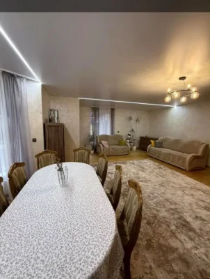 Продаж будинку біля лісу