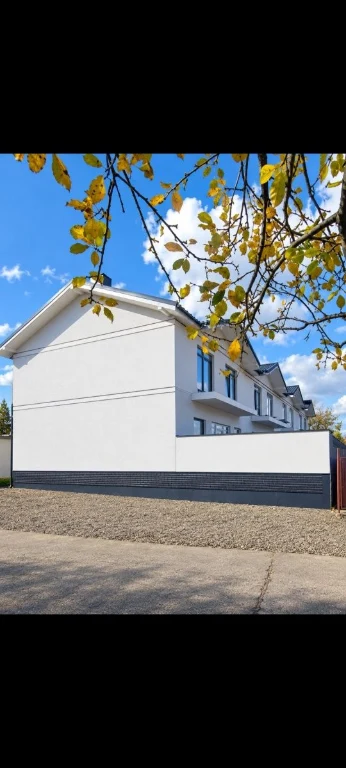 Продаються 4 двоповерхові котеджі біля центру Сваляви — з те