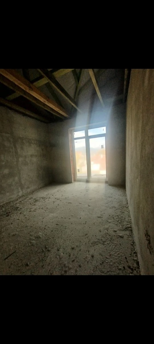 Продаються 4 двоповерхові котеджі біля центру Сваляви — з те