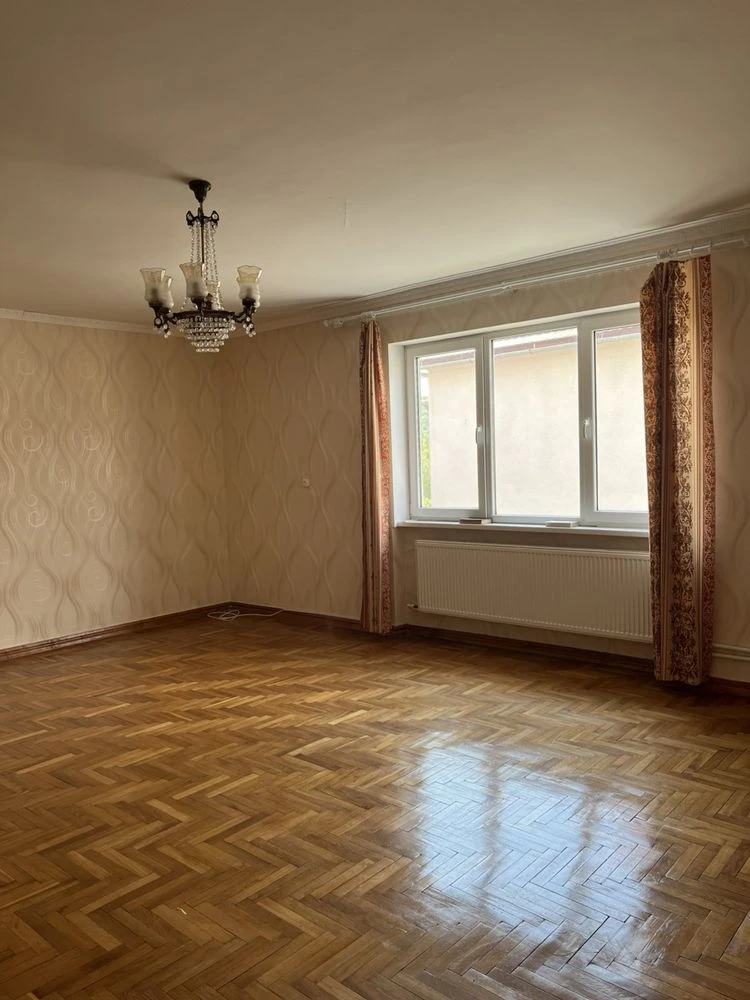 Продаж великого будинку в Сваляві