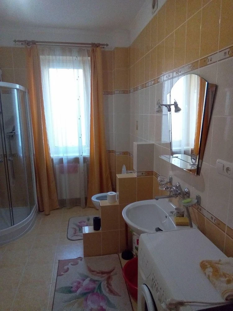 Продаж великого будинку в Сваляві