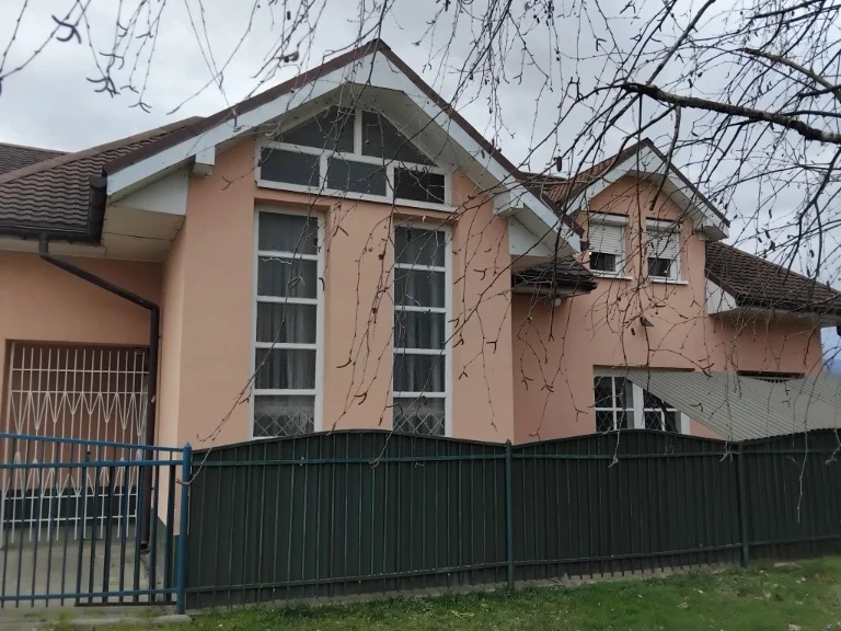 Продаємо будинок під магазин або комерцію