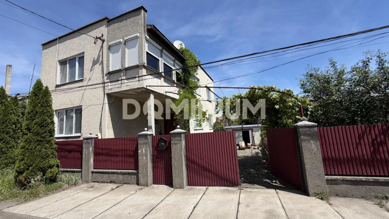 Продається просторий будинок в м.Тячів