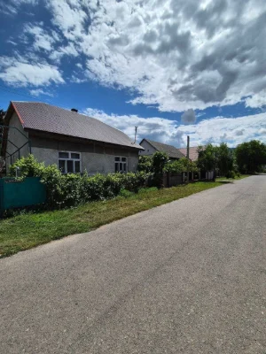 Продаж затишного будинку в м. Тячів — чудова локація та вели