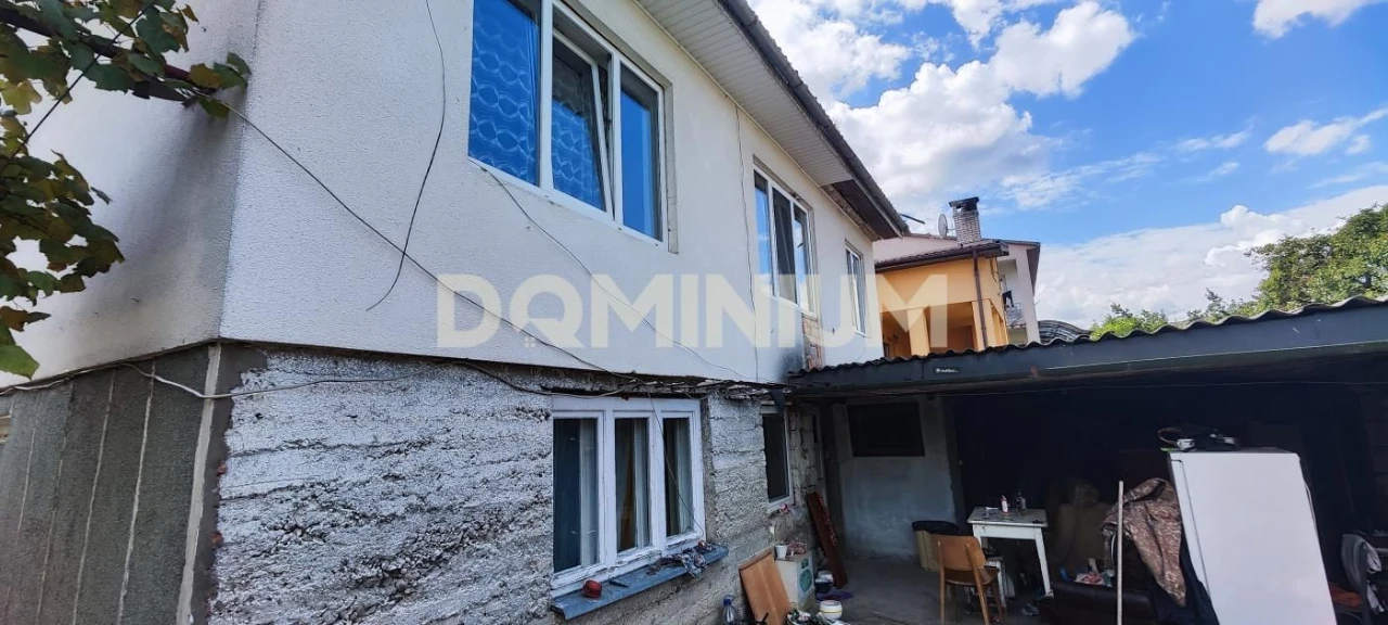 Продається двоповерховий будинок в м.Тячів