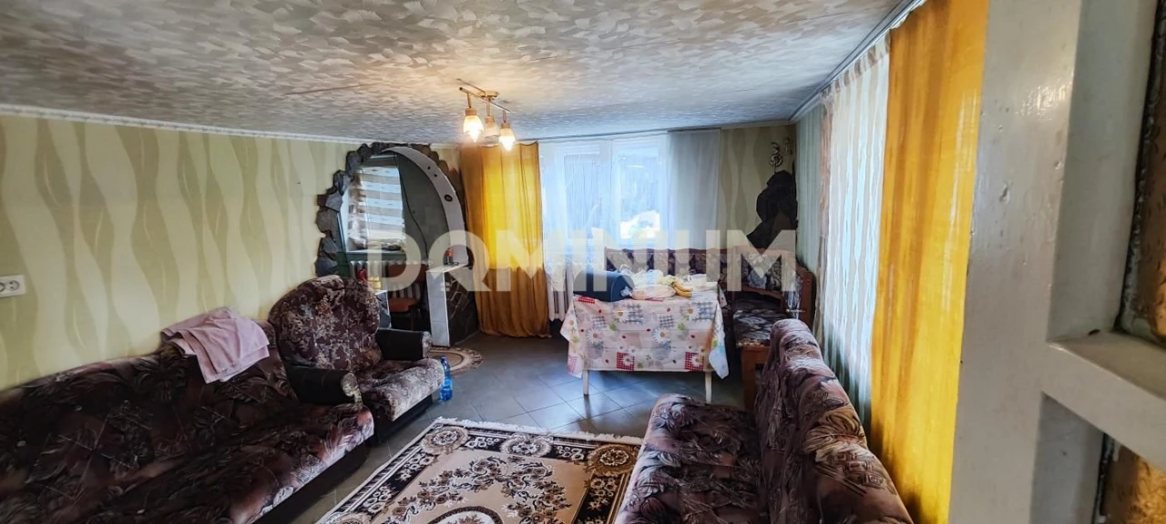 Продається двоповерховий будинок в м.Тячів