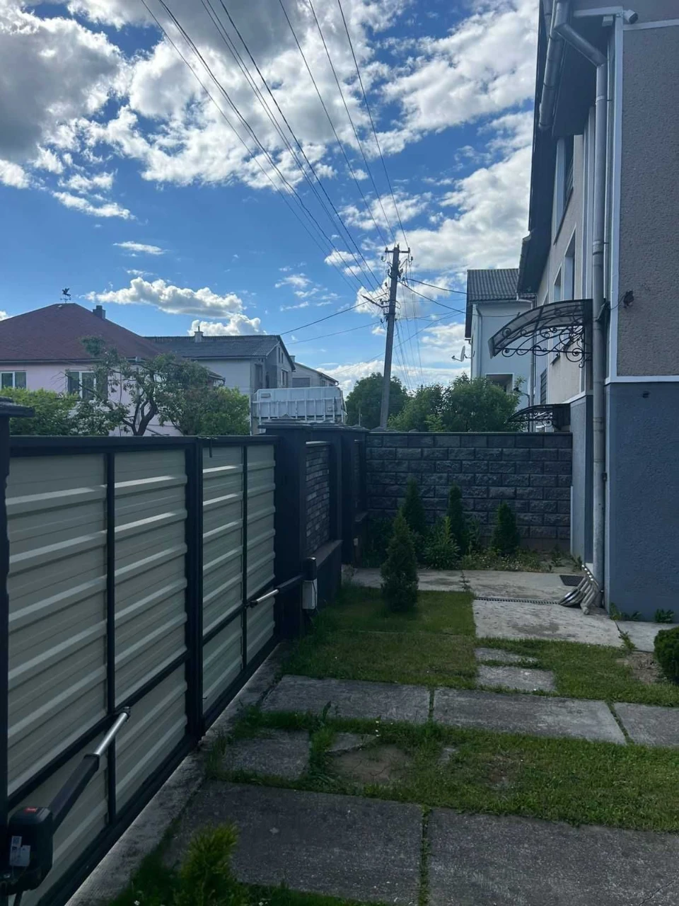 Продається просторий двоповерховий будинок у м. Тячів. Ціну