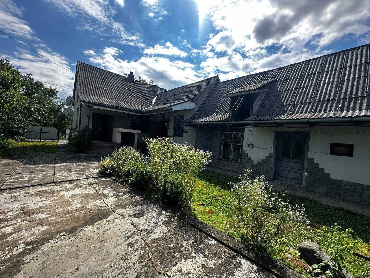 Продається затишний будинок в м. Тячів