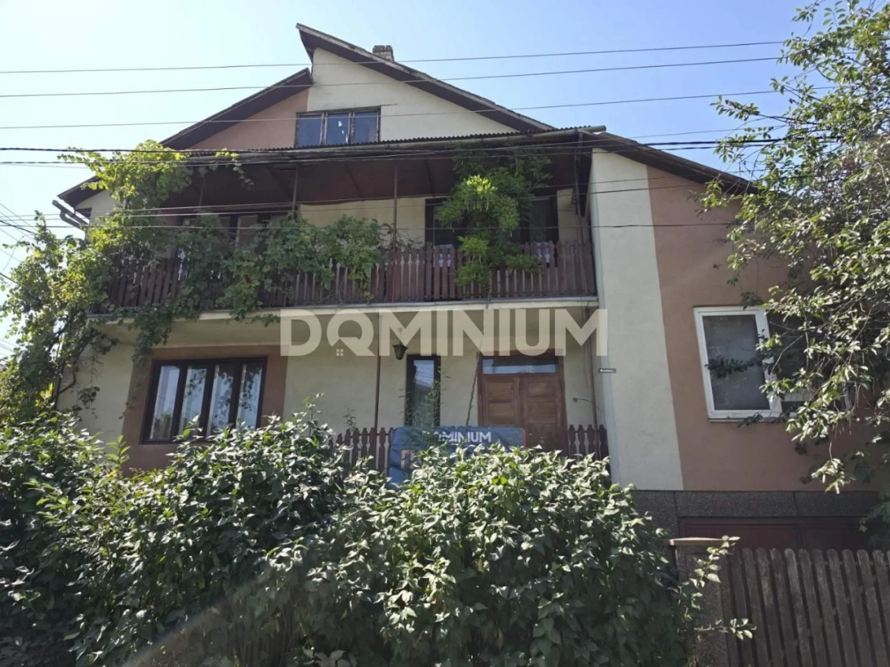 Продається двоповерховий будинок в м.Тячів