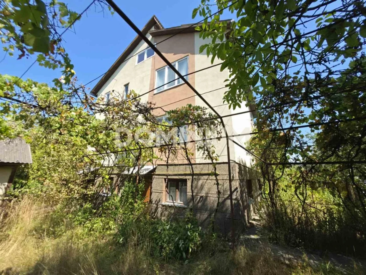 Продається двоповерховий будинок в м.Тячів