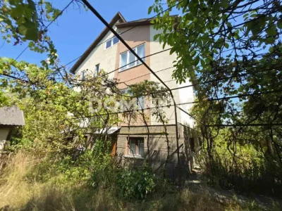 Продається двоповерховий будинок в м.Тячів