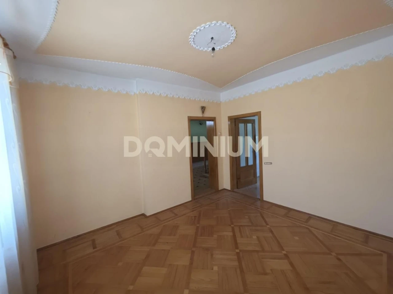 Продається двоповерховий будинок в м.Тячів