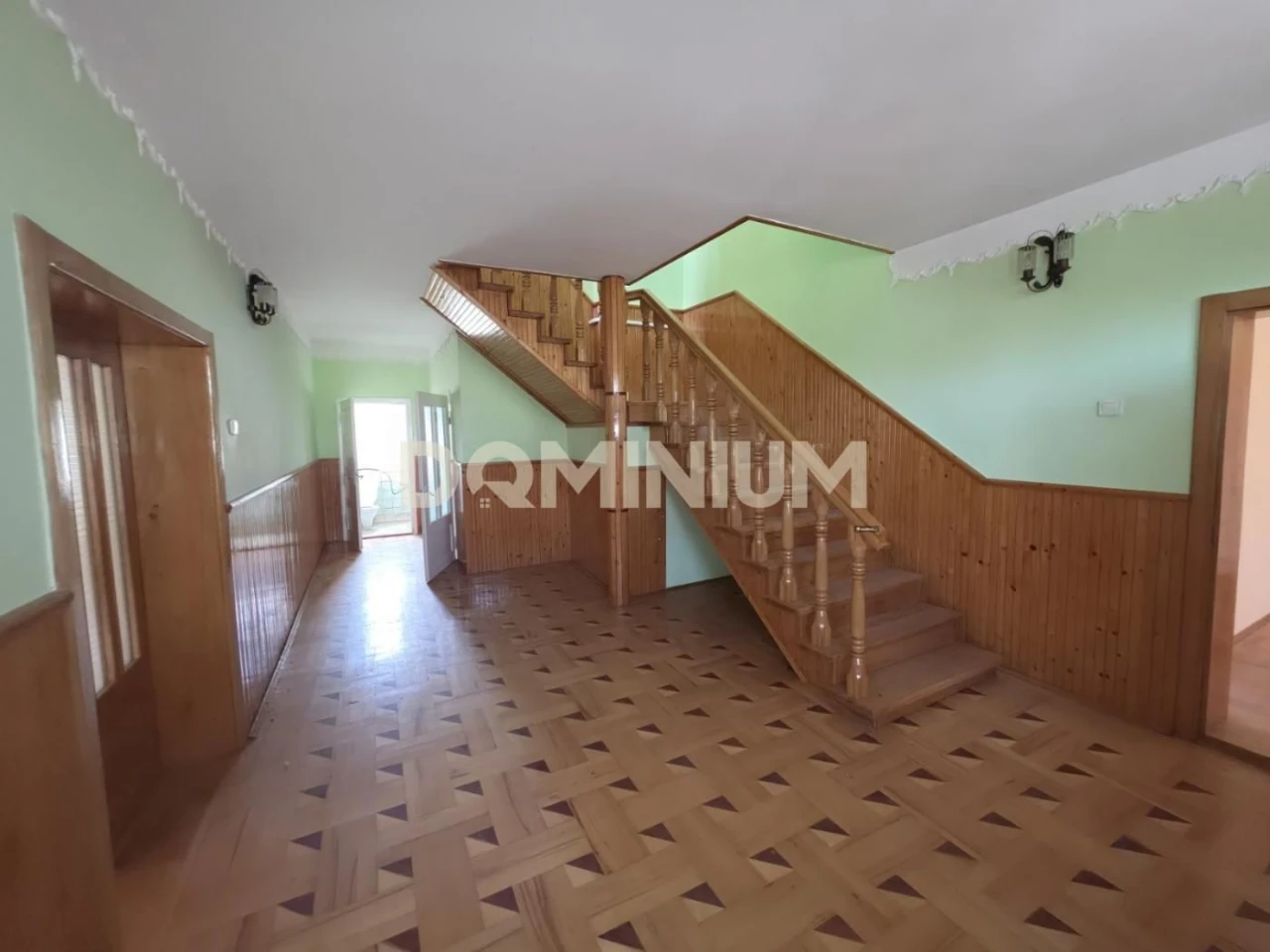 Продається двоповерховий будинок в м.Тячів