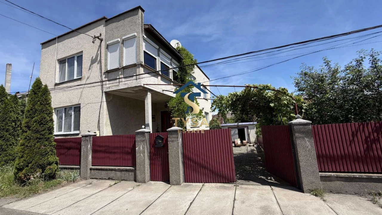 Будинок у м. Тячів, за 100 м від лікарні