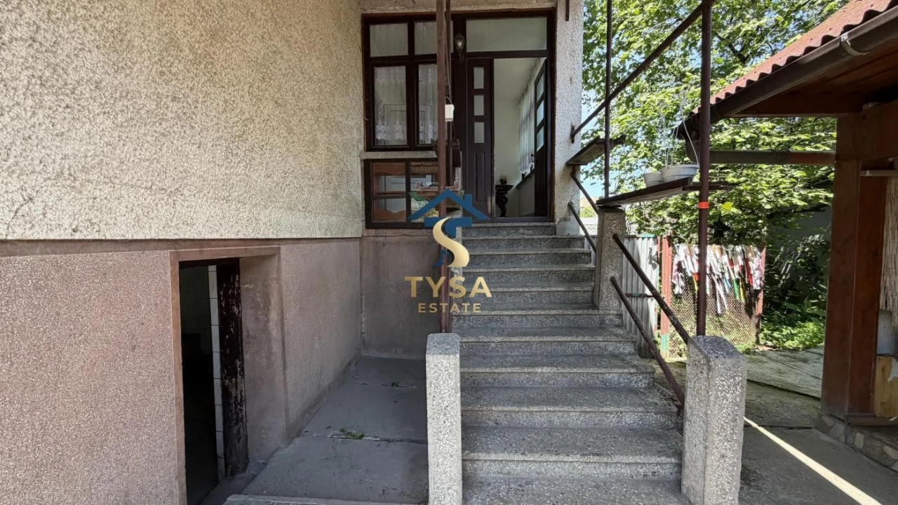 Будинок у м. Тячів, за 100 м від лікарні