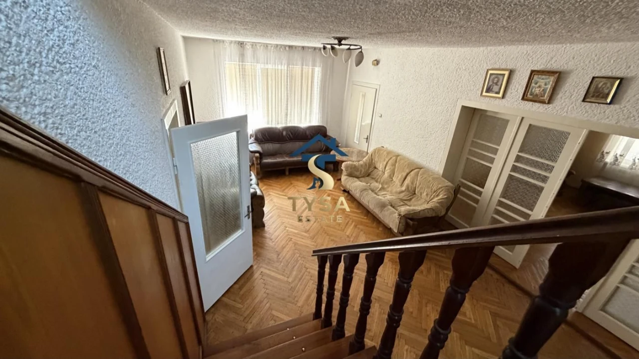 Будинок у м. Тячів, за 100 м від лікарні