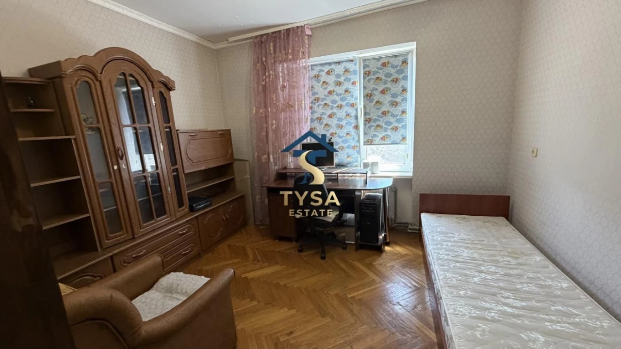 Будинок у м. Тячів, за 100 м від лікарні