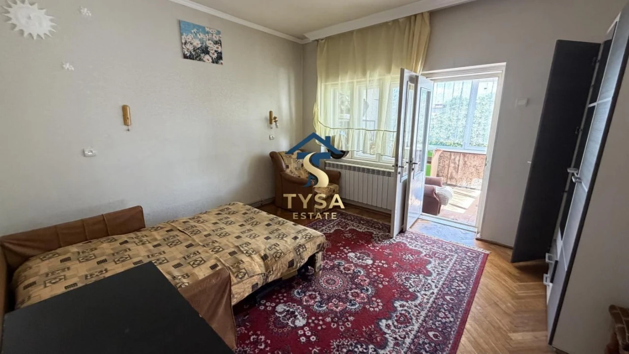 Будинок у м. Тячів, за 100 м від лікарні
