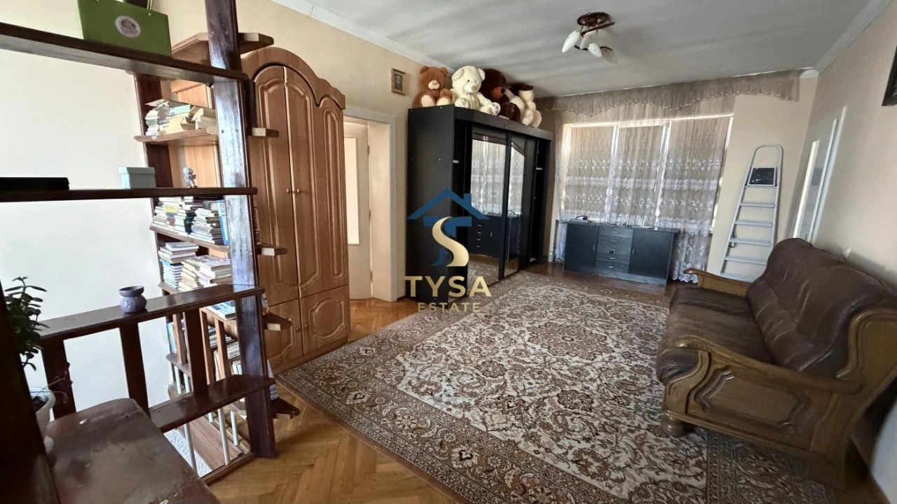Будинок у м. Тячів, за 100 м від лікарні