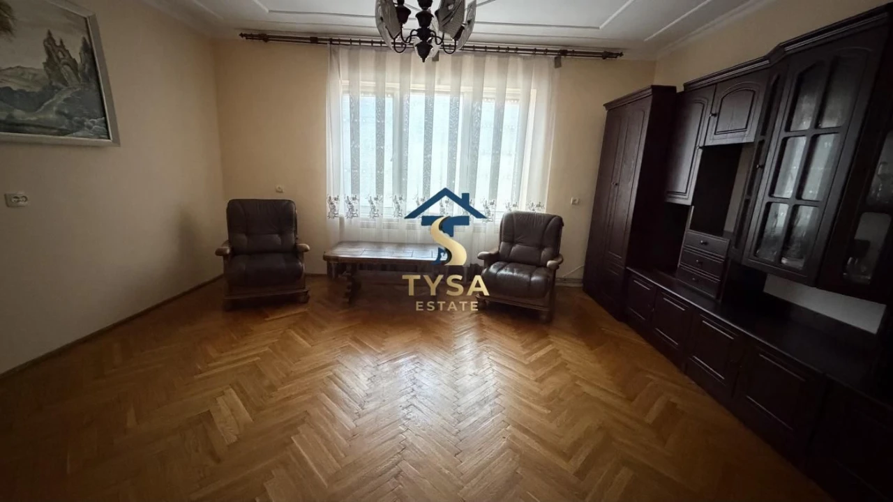 Будинок у м. Тячів, за 100 м від лікарні