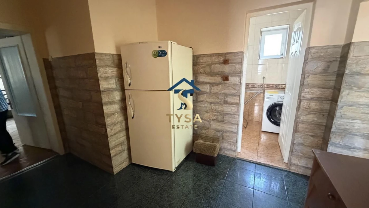 Будинок у м. Тячів, за 100 м від лікарні