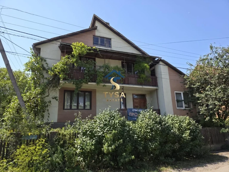 Продається великий двоповерховий будинок в м.Тячів