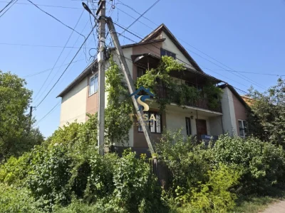 Продається великий двоповерховий будинок в м.Тячів