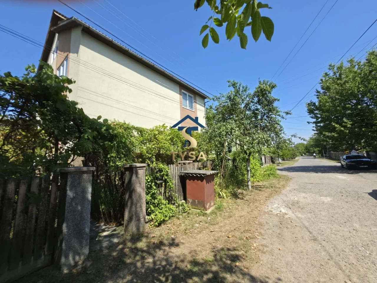 Продається великий двоповерховий будинок в м.Тячів