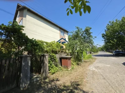 Продається великий двоповерховий будинок в м.Тячів