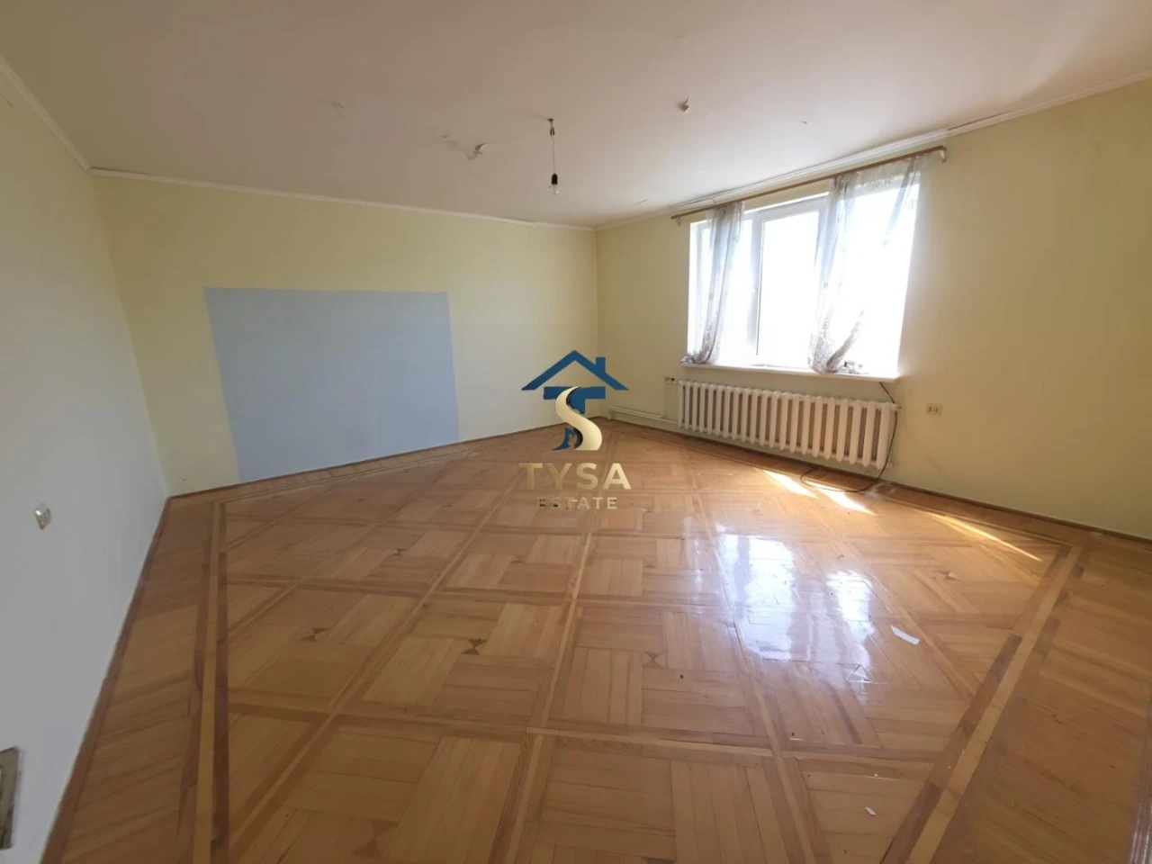 Продається великий двоповерховий будинок в м.Тячів