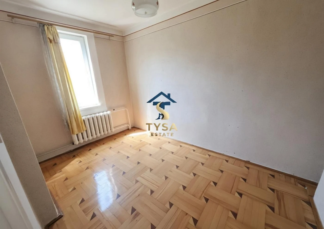 Продається великий двоповерховий будинок в м.Тячів